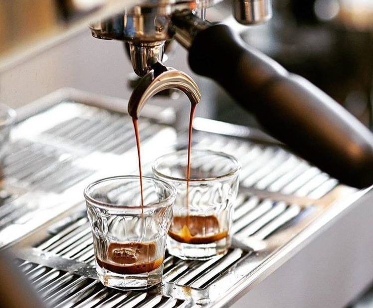 Nhiệt độ pha cà phê là một yếu tố quan trọng và nó có thể ảnh hưởng đến hương vị và chất lượng của ly cà phê.