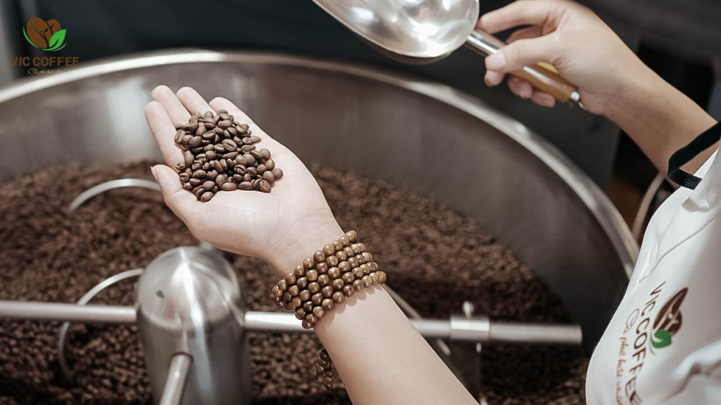 Sau khi chọn được nguyên liệu, bước tiếp theo trong quy trình rang xay cà phê là rang cà phê
