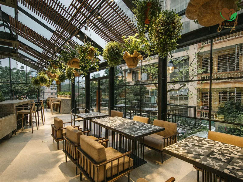 Thiết kế quán cà phê với không gian ngoài trời là yếu tố quan trọng để thu hút khách hàng vào những ngày nắng đẹp